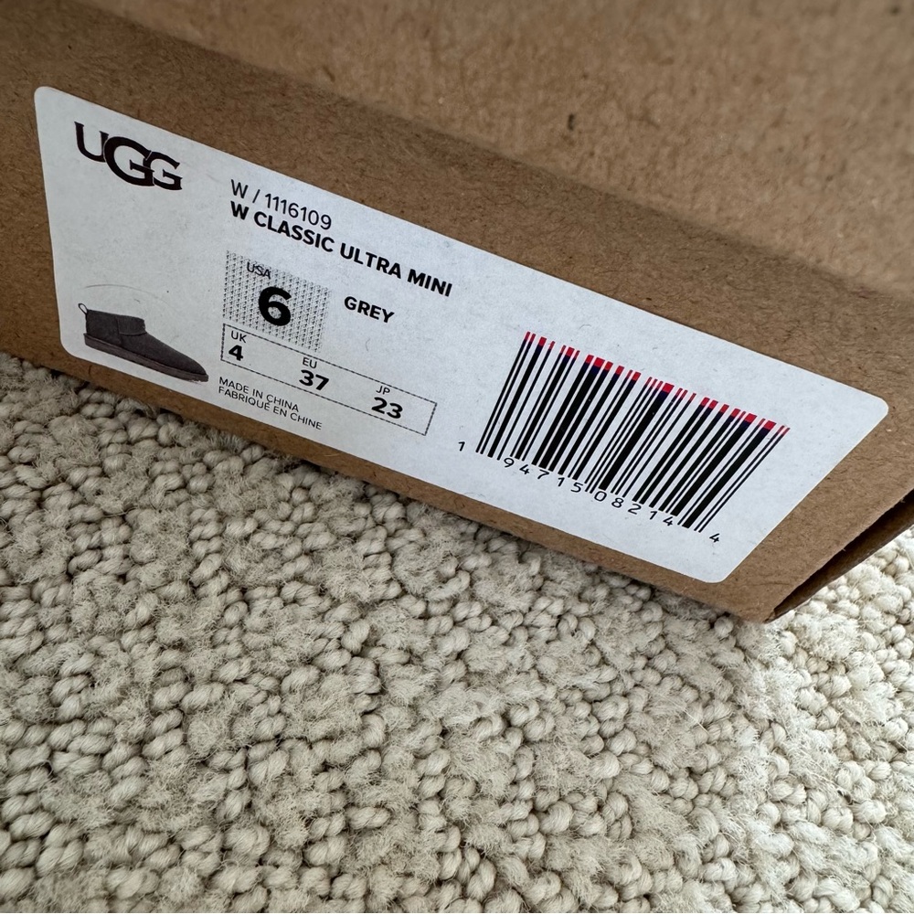 NWT UGG Classic Mini - Picture 2 of 2